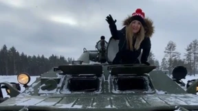 So fährt man einen Radpanzer, sagt die Influencerin