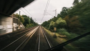 Betonplatten und Mann auf Gleisen stoppen Züge