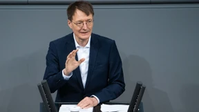 Lauterbachs Wahlkreisbüro in Köln mit Parolen besprüht