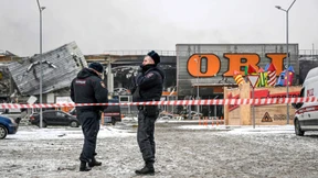 Großes Einkaufszentrum steht in Flammen