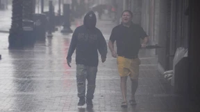 Zehntausende ohne Strom, Behörden verhängen Ausgangssperren