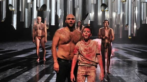 Der Reiche aber badet in Geld und Blut