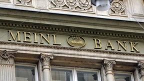 Hinterm halb gelüfteten Schleier