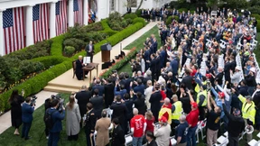 Die Hand ausgestreckt lassen