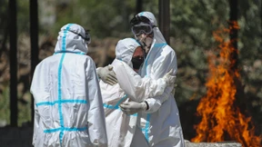 Wieder mehr als 300.000 Neuinfektionen