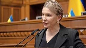 Dicke Dollarbündel auf Timoschenkos Tisch