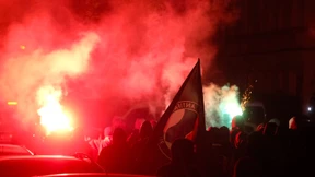 Linke Demonstranten bewerfen Polizisten mit Flaschen und Pyrotechnik