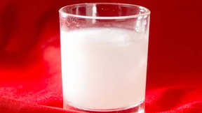 Tiefer Blick in die Ouzo-Flasche