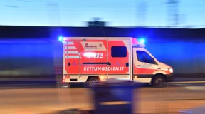 Mann verletzt vier Sanitäter und wird von Mutter abgeholt