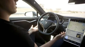 Tesla startet den Autopiloten