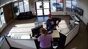 Räuber lässt Pistole fallen