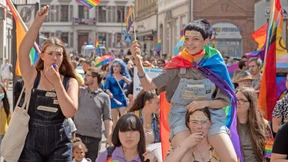 Ein Meer aus Regenbogenfahnen