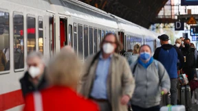 Regierung prüft 3-G-Regeln für Reisende in Bahn und Flugzeug