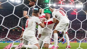 Türkei zittert sich ins Achtelfinale