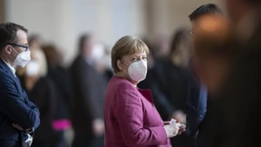 Drinnen die Debatte, draußen die Proteste