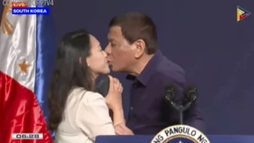 Philippinischer Präsident erzwingt Kuss von Unbekannten