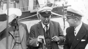 Mild und leise, wie er lächelt . . .