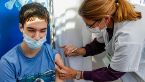 Israel beginnt mit Corona-Impfung von Jugendlichen