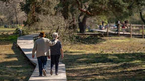 Vor allem Menschen über 65 Jahre sparen mehr
