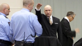 Breivik zeigt Hitlergruß vor Gericht