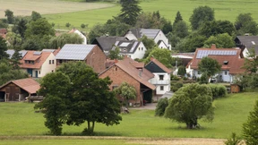 Bande klaut Solaranlagen und baut Swimmingpool