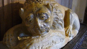 Die Chimäre sitzt auf dem Schreibtisch