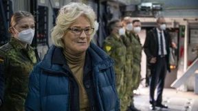 Lambrecht will „bestmögliche Ausstattung“ für Soldaten