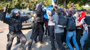 Polizei setzt Schlagstöcke und Pfefferspray ein