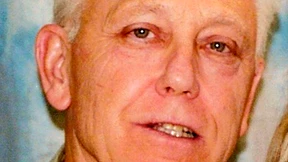 An der Wand blutig das Wort „Schwein“