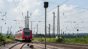 Frau wird von Zug überrollt – und erleidet nur leichte Verletzungen