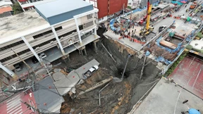 Jetzt stürzt in Thailand auch noch die Straße ein