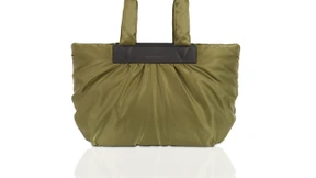 Der Sneaker unter den Handtaschen