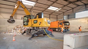 Bagger am Stromkabel