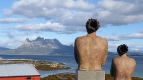 Hinter der Holztür beginnt der Wald