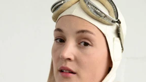 Tollkühne Frau in offener Sperrholzkiste