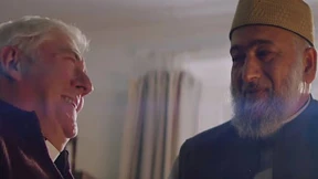 Priester und Imam Hand in Hand 