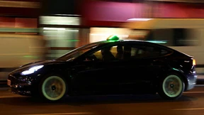 Taxiunternehmen setzt Tesla-Autos nach Unfall aus