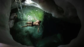 Schwimmen in der Gletscherhöhle