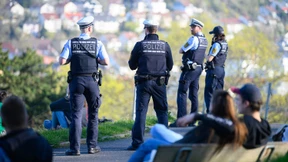 Warum lauert die Polizei Spaziergängern auf?