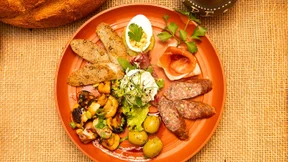 Würste mit Pinienkernen und gewürzter Wein