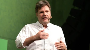 Habeck fordert Entschuldigung von Kramp-Karrenbauer