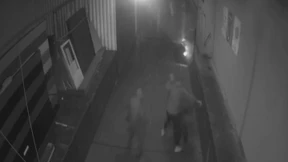 Mit diesem Überwachungsvideo sucht die Polizei nach den Tätern