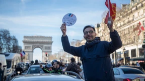 Protest gegen Corona-Impfpflicht am Triumphbogen