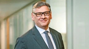 Deka bindet Stockers Kronprinz