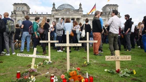 Symbolische Begräbnisse vor dem Reichstag