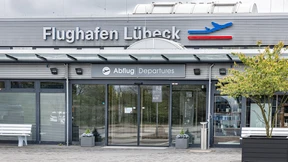 Mann bricht in Lübecker Flughafen ein