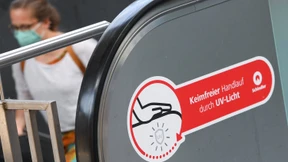 Bahn testet Reinigung von Rolltreppen per UV-Licht 