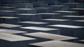 Mann uriniert an Holocaust-Denkmal in Berlin