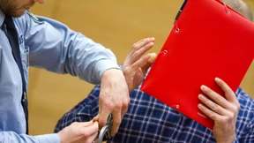 Zwillingsvater nach Säuglingstod vor Gericht 