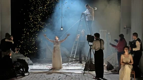 Auf dem Theater nur sind wir Menschen